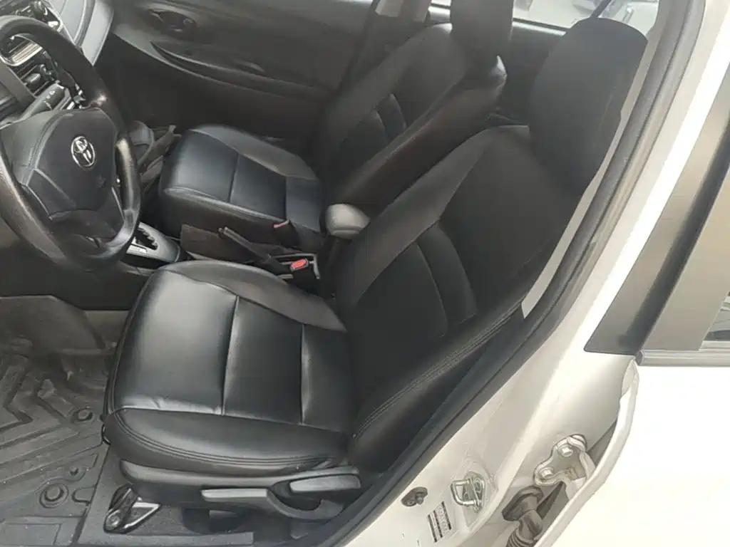 Toyota Yaris L — фото 15