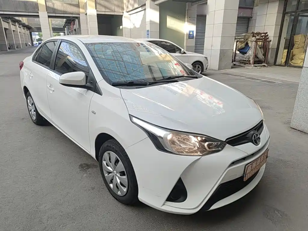 Toyota Yaris L — фото 4