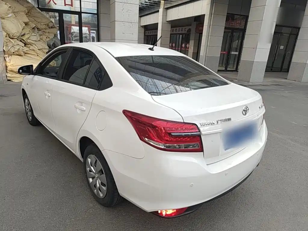 Toyota Yaris L — фото 5