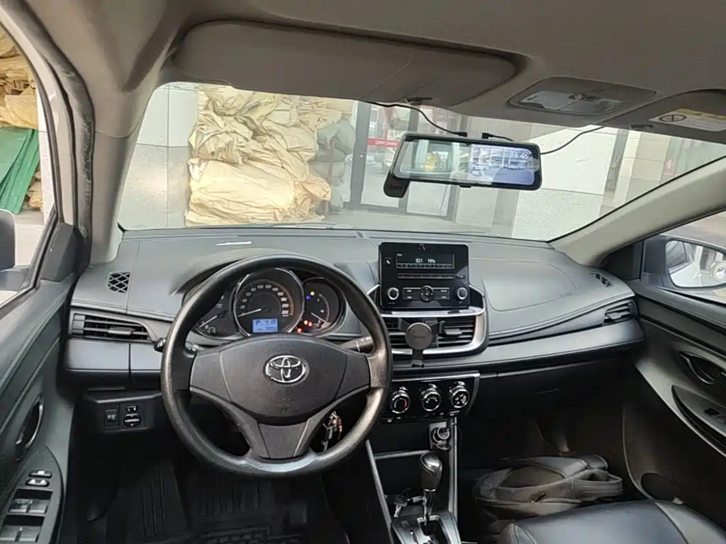 Toyota Yaris L — фото 10