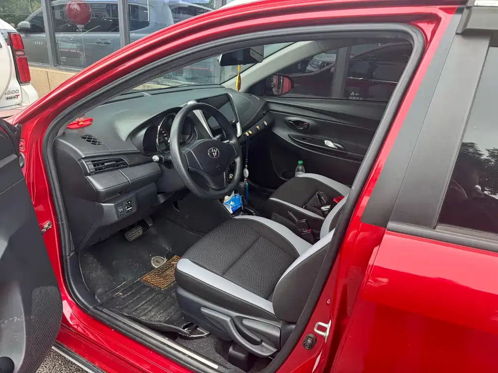 Toyota Yaris L — фото 3