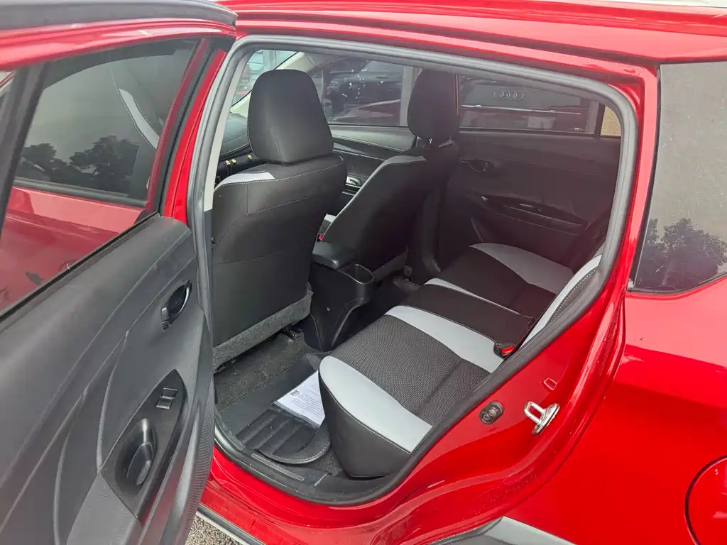 Toyota Yaris L — фото 5