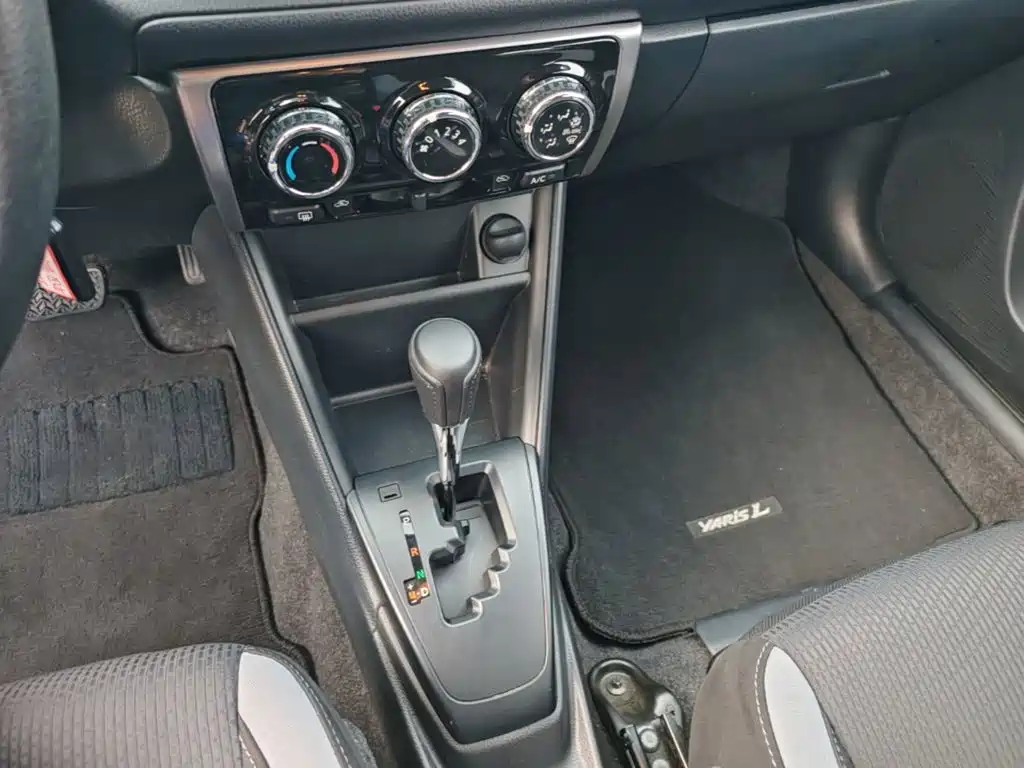 Toyota Yaris L — фото 14