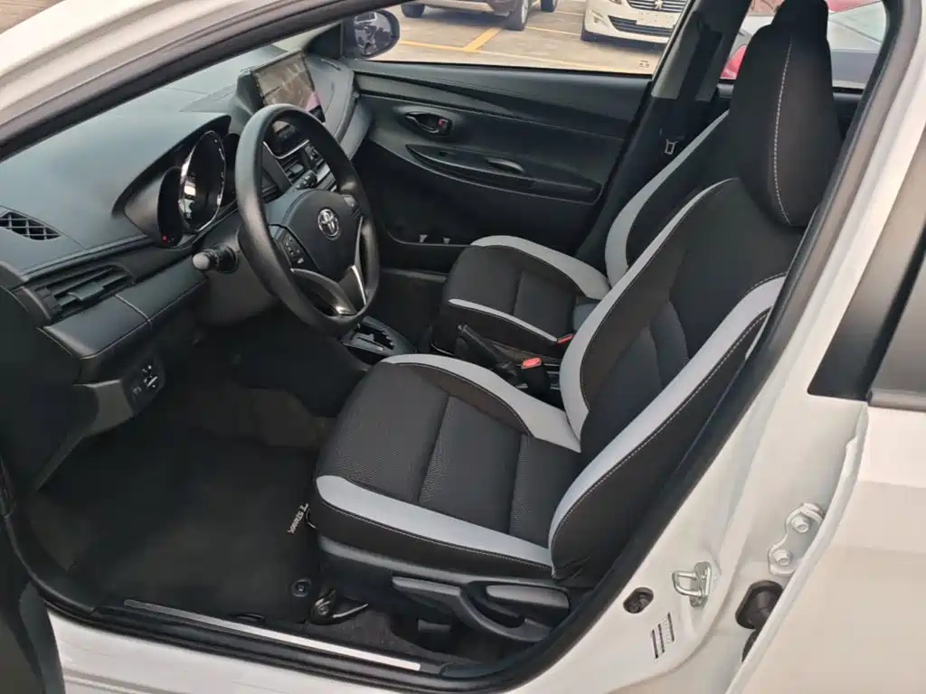 Toyota Yaris L — фото 15