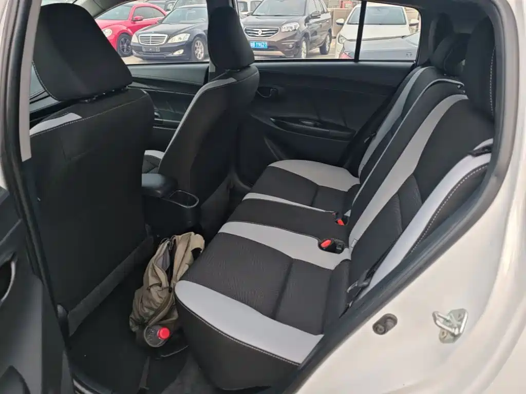 Toyota Yaris L — фото 17