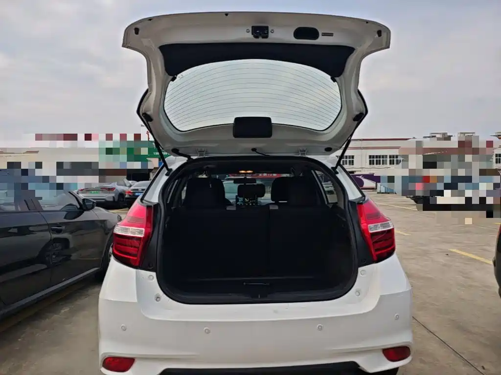 Toyota Yaris L — фото 19