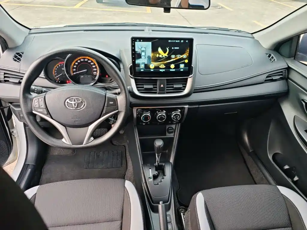 Toyota Yaris L — фото 10