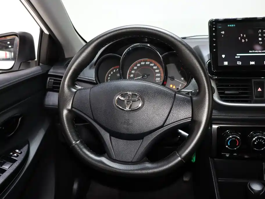 Toyota Yaris L — фото 13