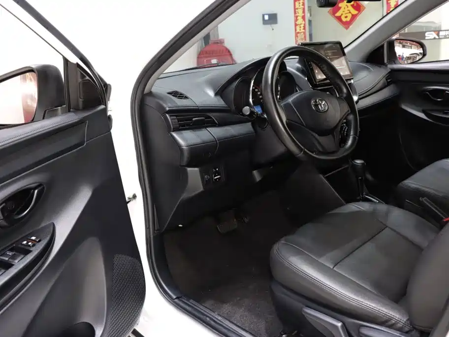 Toyota Yaris L — фото 9