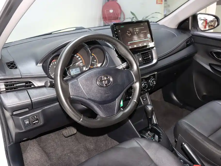 Toyota Yaris L — фото 10