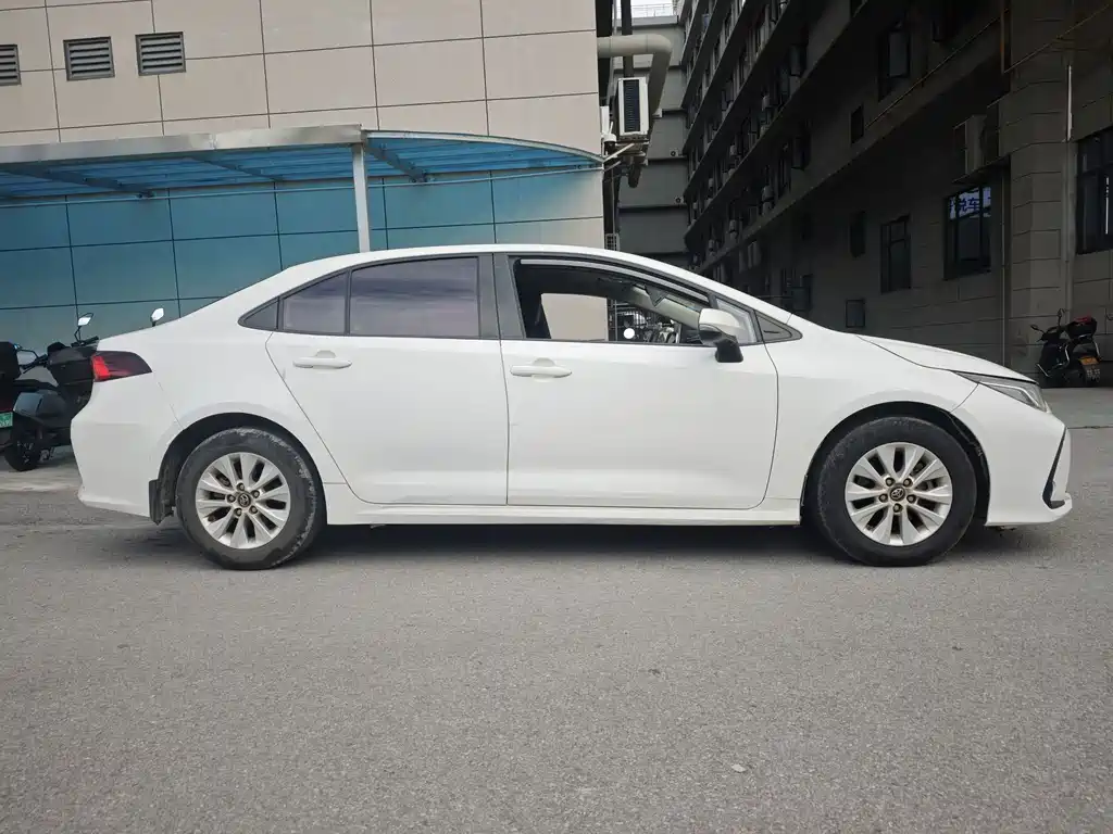 Toyota Corolla — фото 2