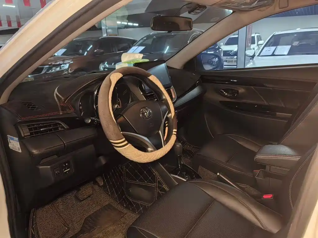 Toyota Yaris L — фото 14
