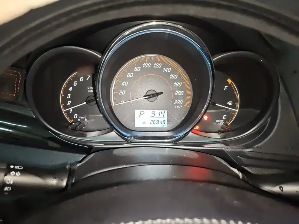 Toyota Yaris L — фото 4