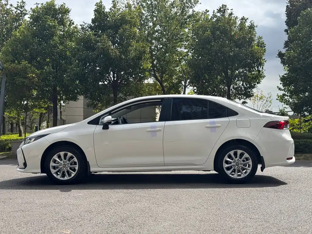Toyota Corolla — фото 7