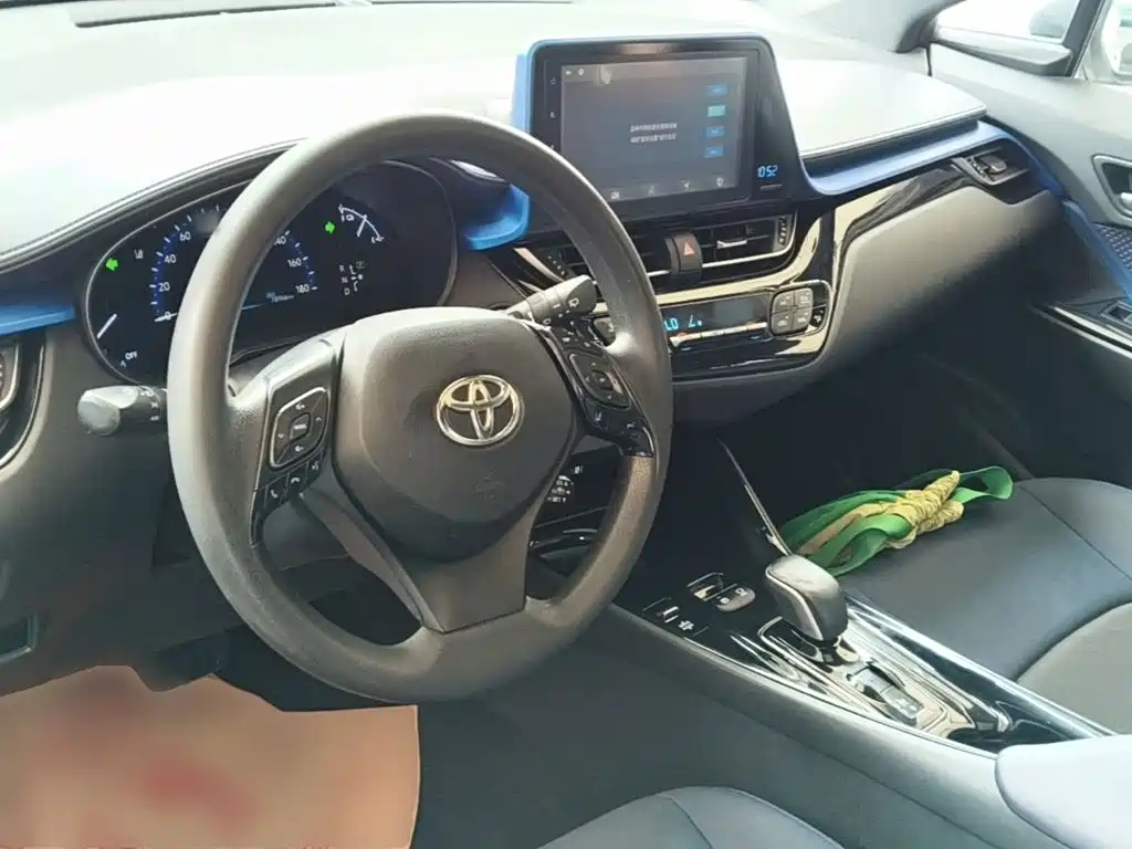 Toyota C-HR EV — фото 10