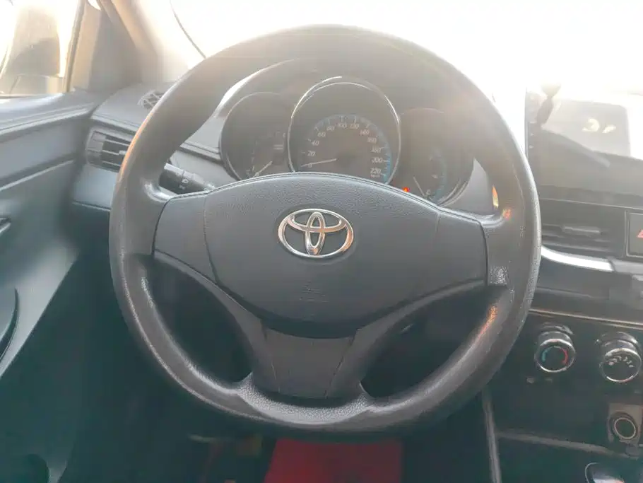 Toyota Yaris L — фото 15