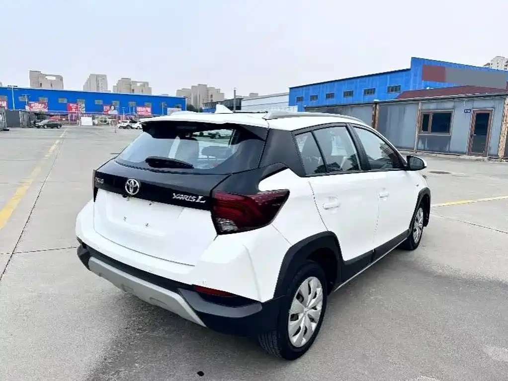 Toyota Yaris L — фото 4