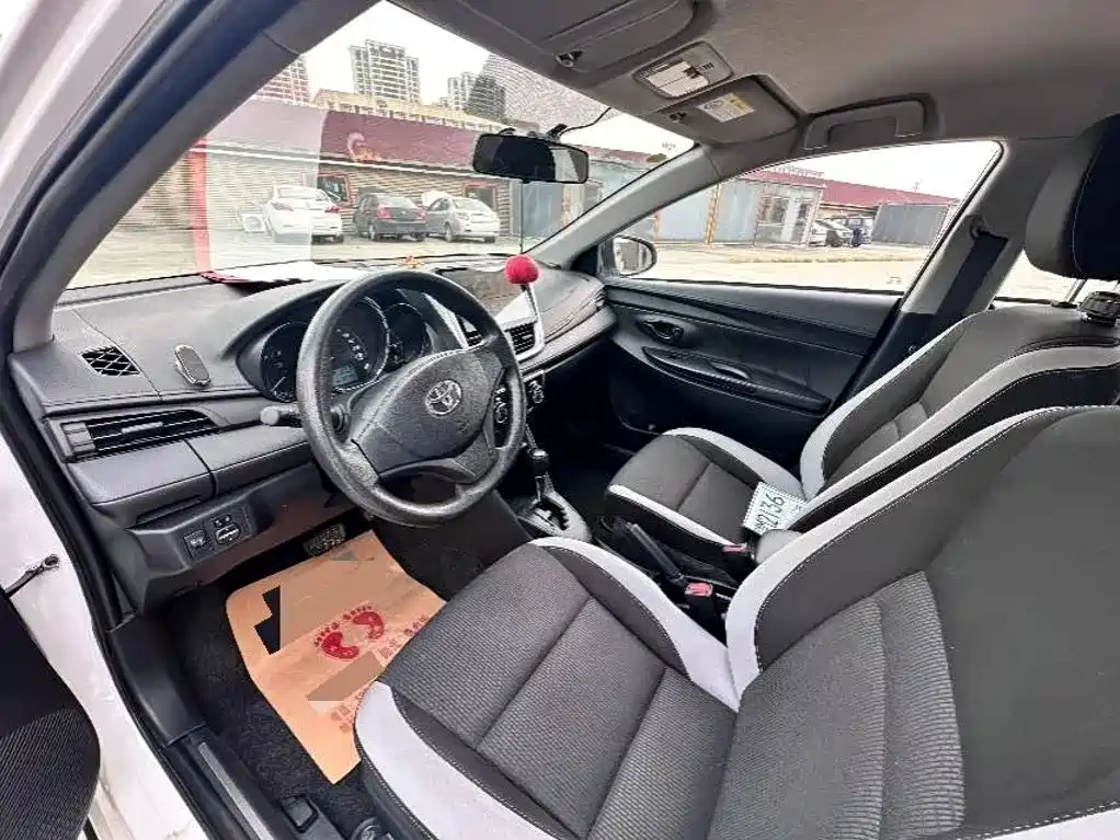 Toyota Yaris L — фото 7