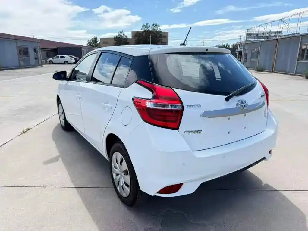 Toyota Yaris L — фото 4