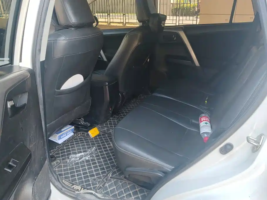 Toyota RAV4 — фото 11