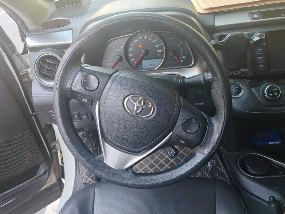 Toyota RAV4 — фото 15