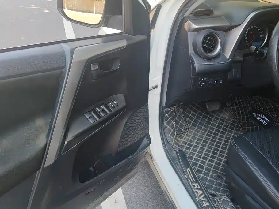Toyota RAV4 — фото 7