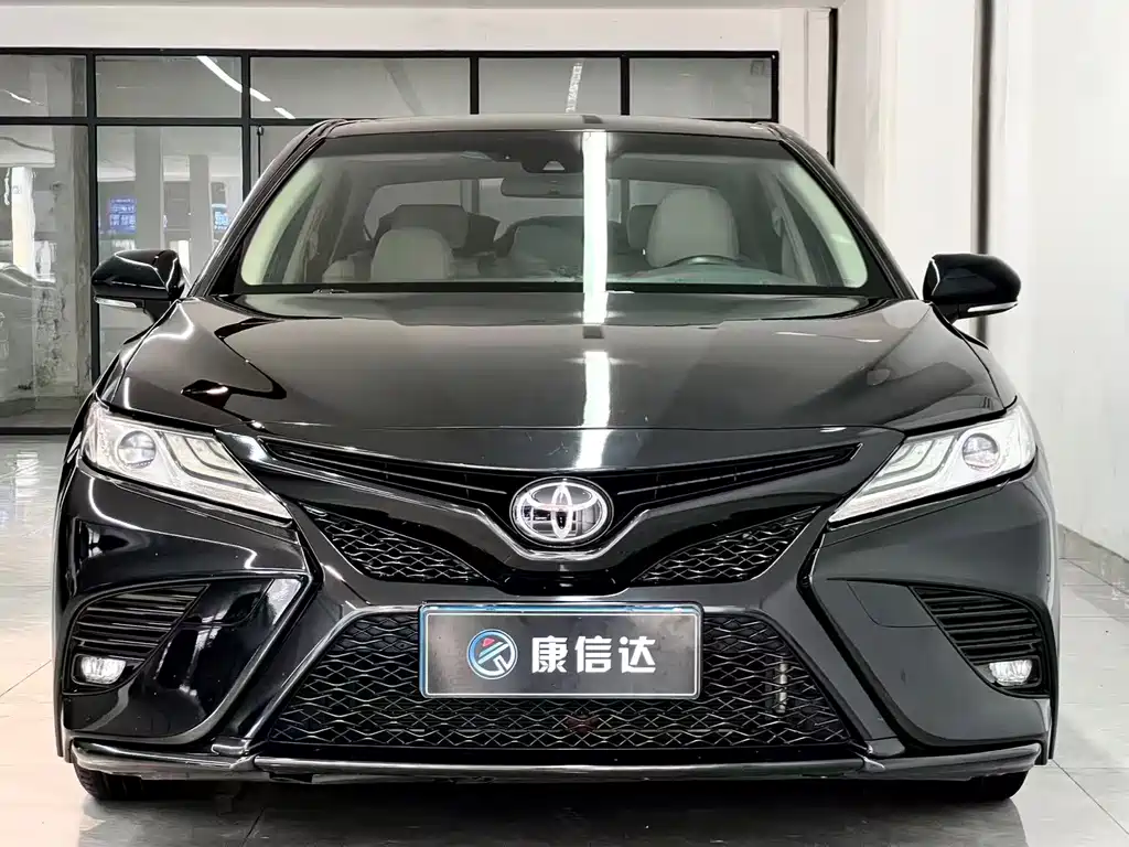 Toyota Camry — фото 2