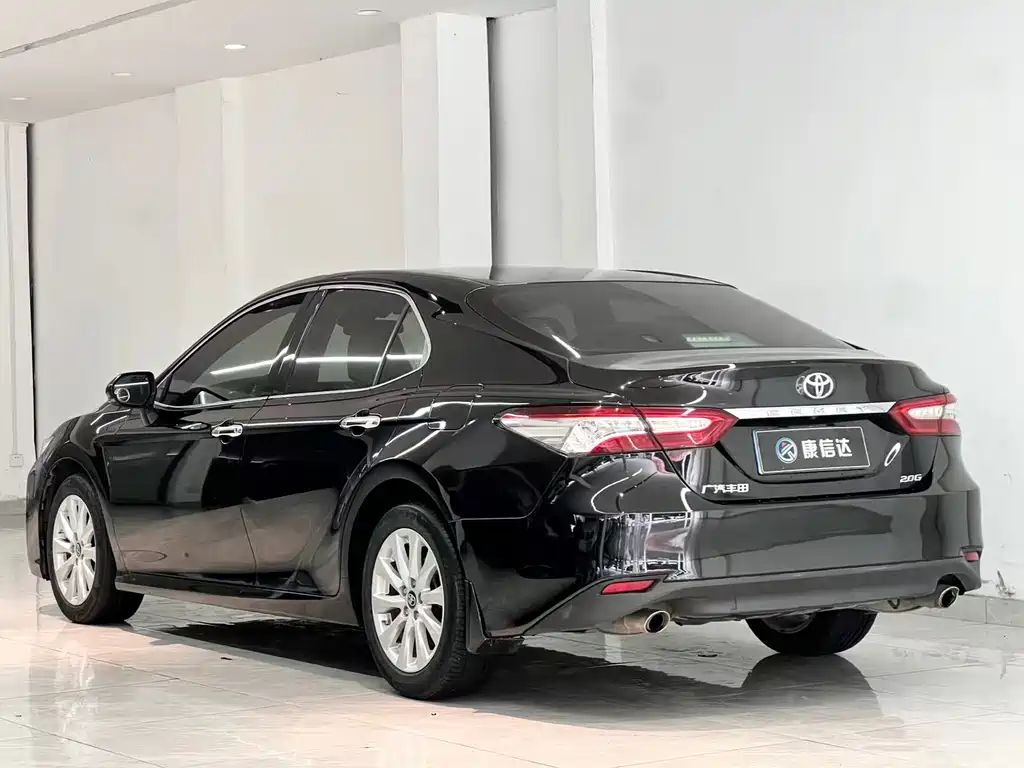 Toyota Camry — фото 11