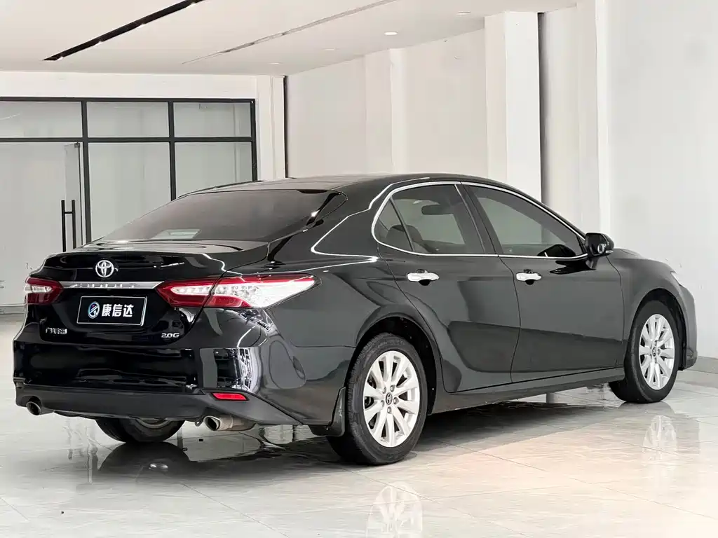 Toyota Camry — фото 9