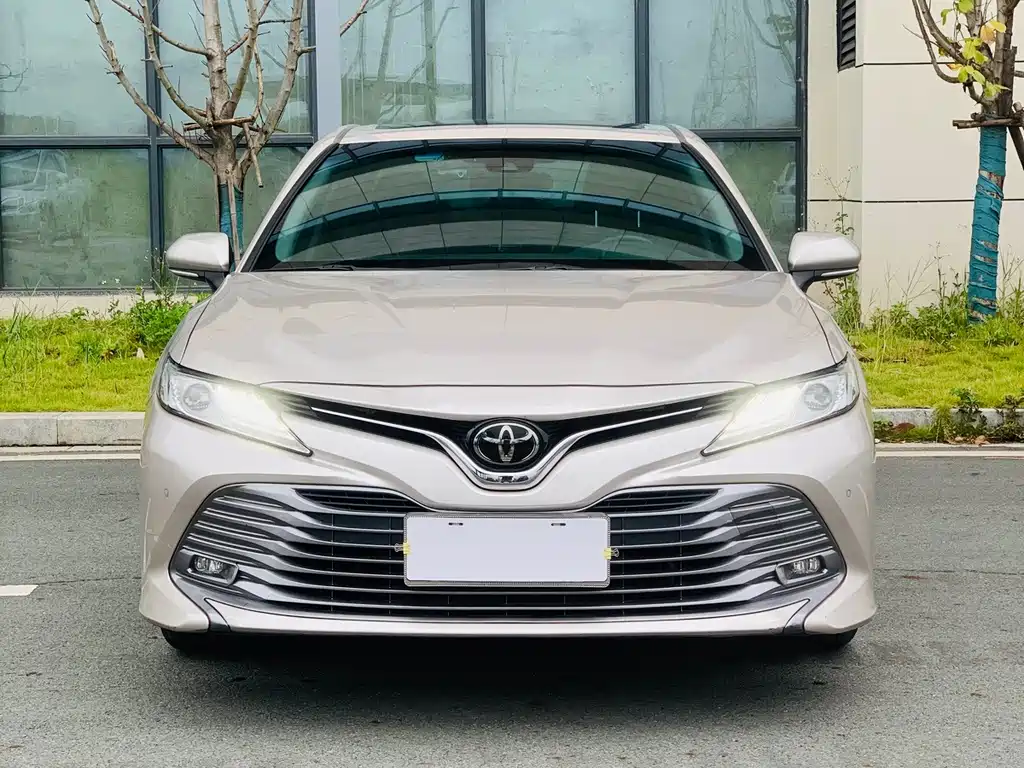 Toyota Camry — фото 2