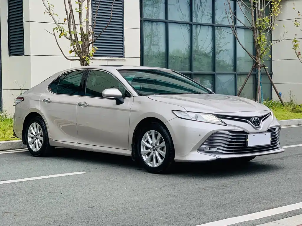 Toyota Camry — фото 3