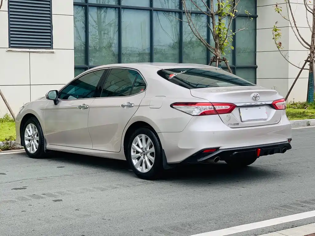 Toyota Camry — фото 4