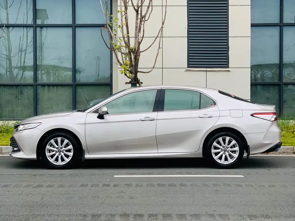 Toyota Camry — фото 7