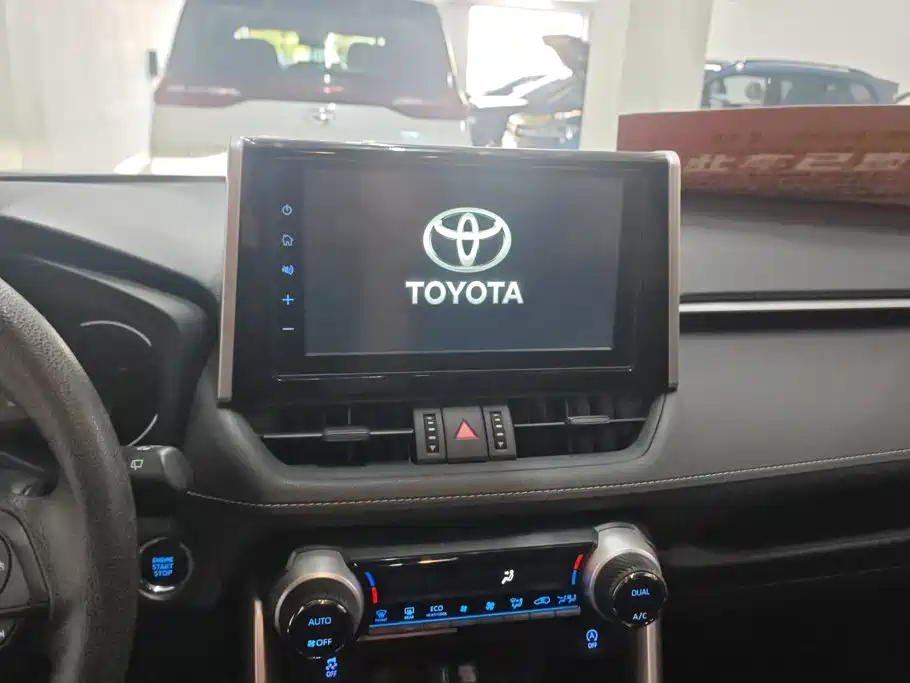 Toyota RAV4 — фото 13
