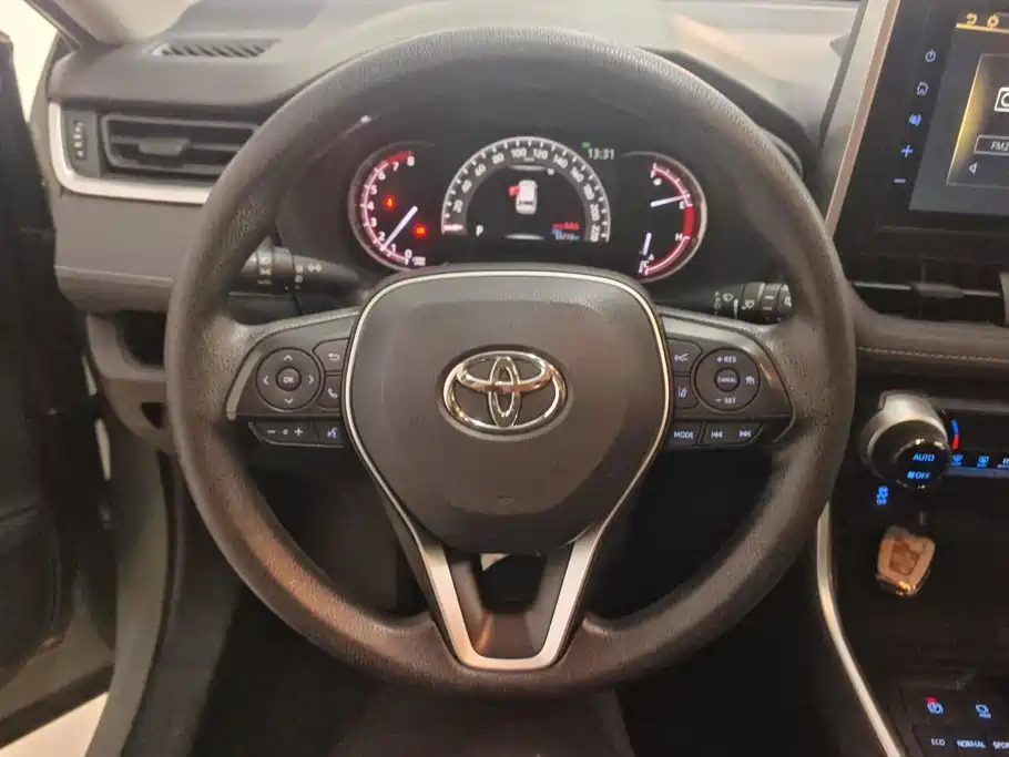 Toyota RAV4 — фото 15