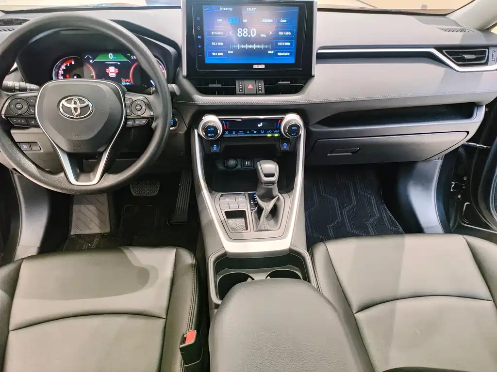 Toyota RAV4 — фото 8