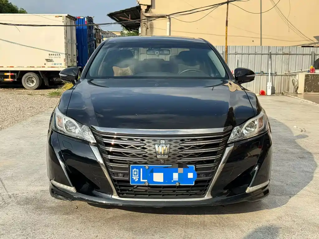 Toyota Crown — фото 2