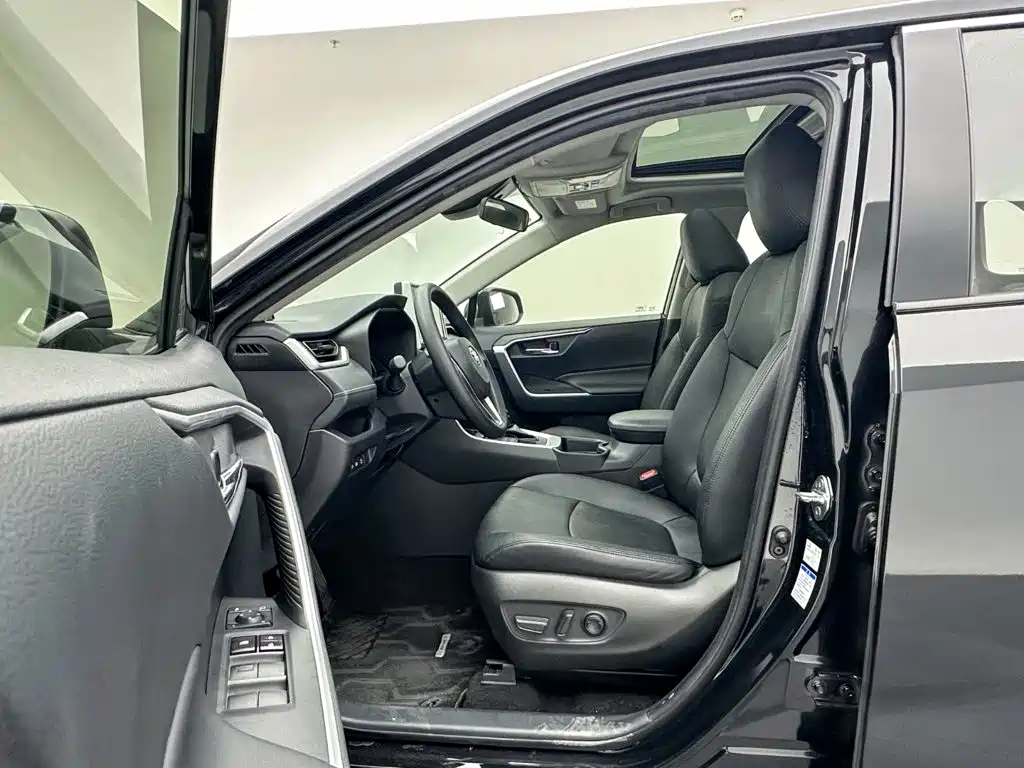 Toyota RAV4 — фото 9