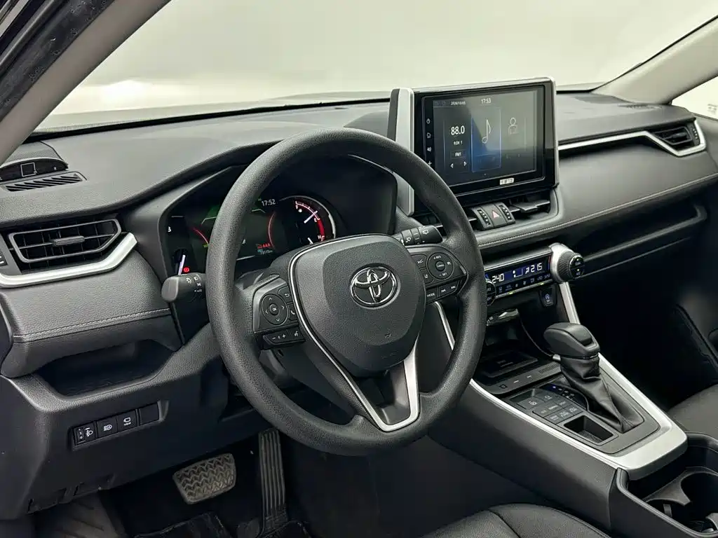 Toyota RAV4 — фото 10