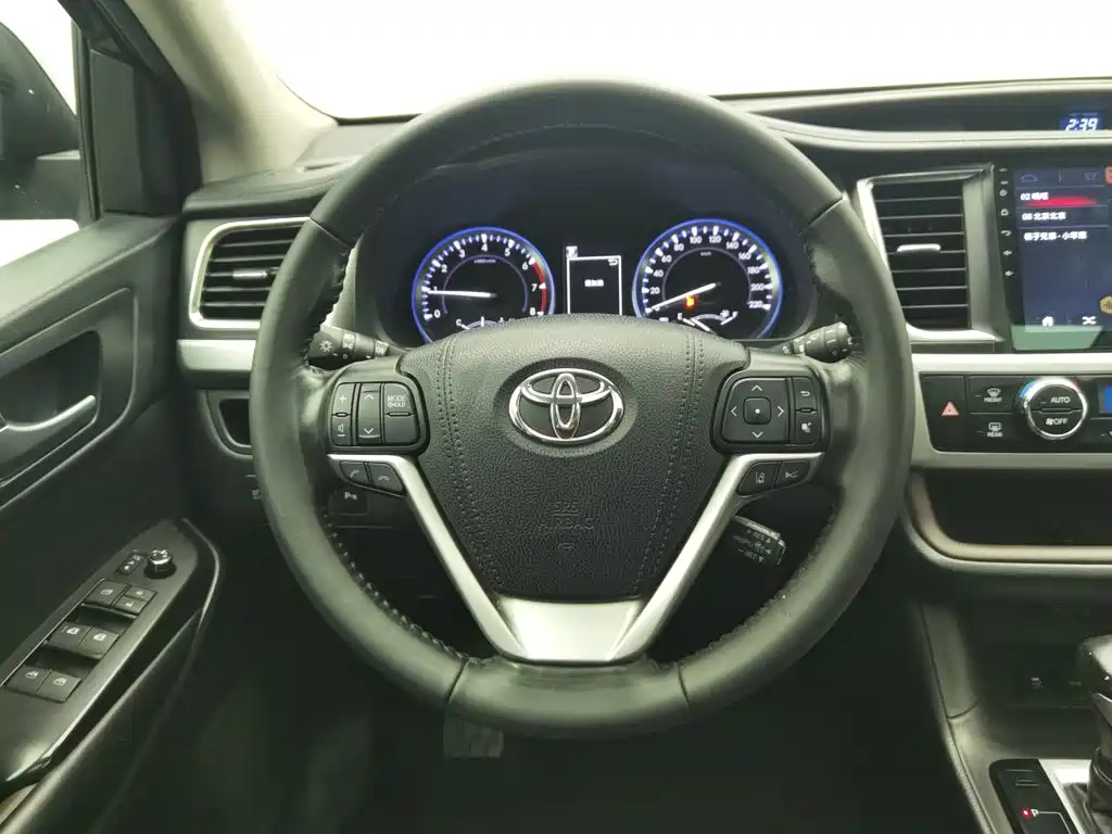 Toyota Highlander — фото 11