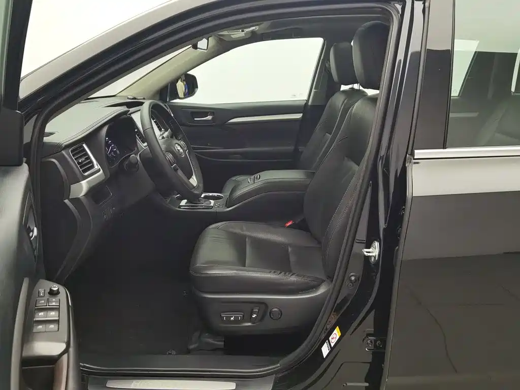 Toyota Highlander — фото 10