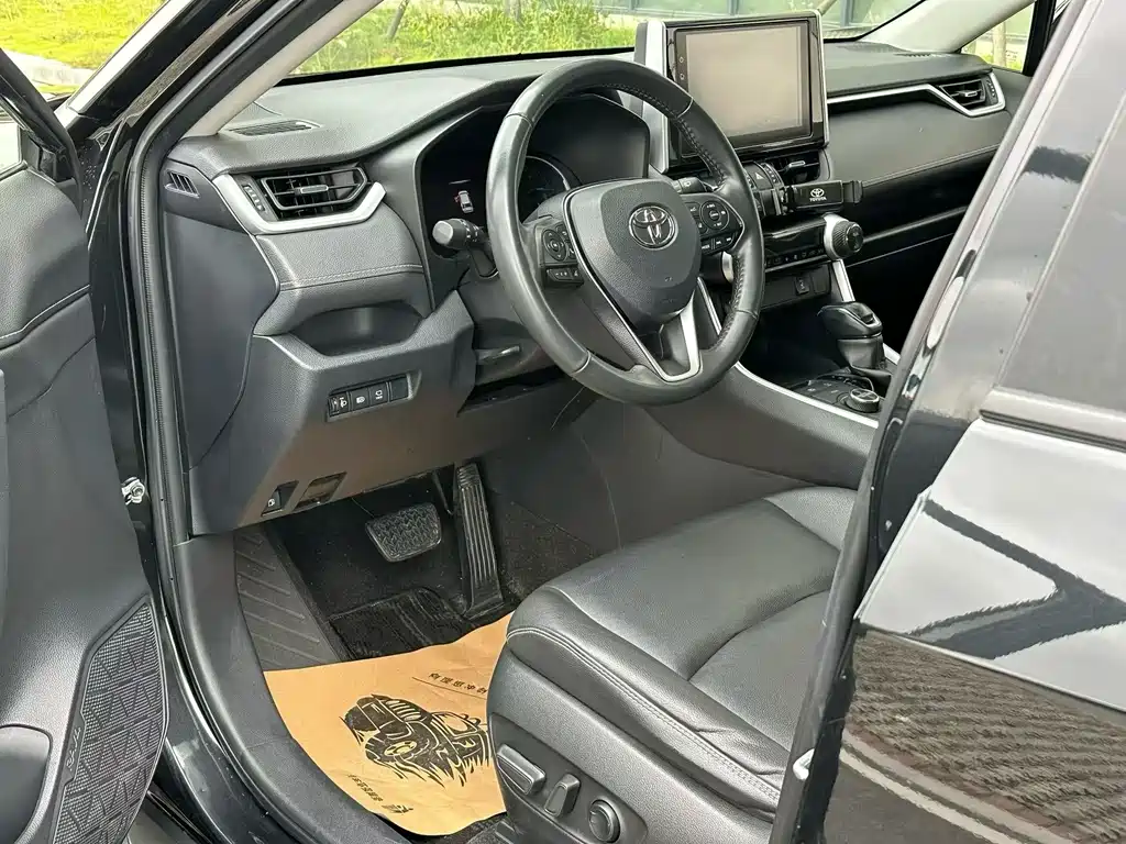 Toyota RAV4 — фото 7