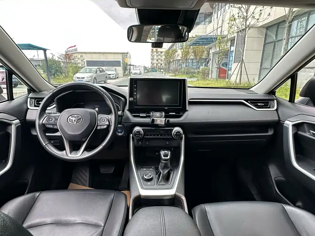 Toyota RAV4 — фото 8