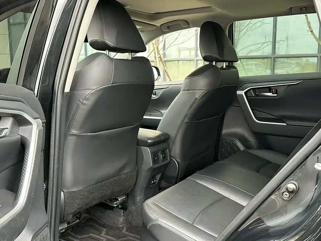 Toyota RAV4 — фото 9