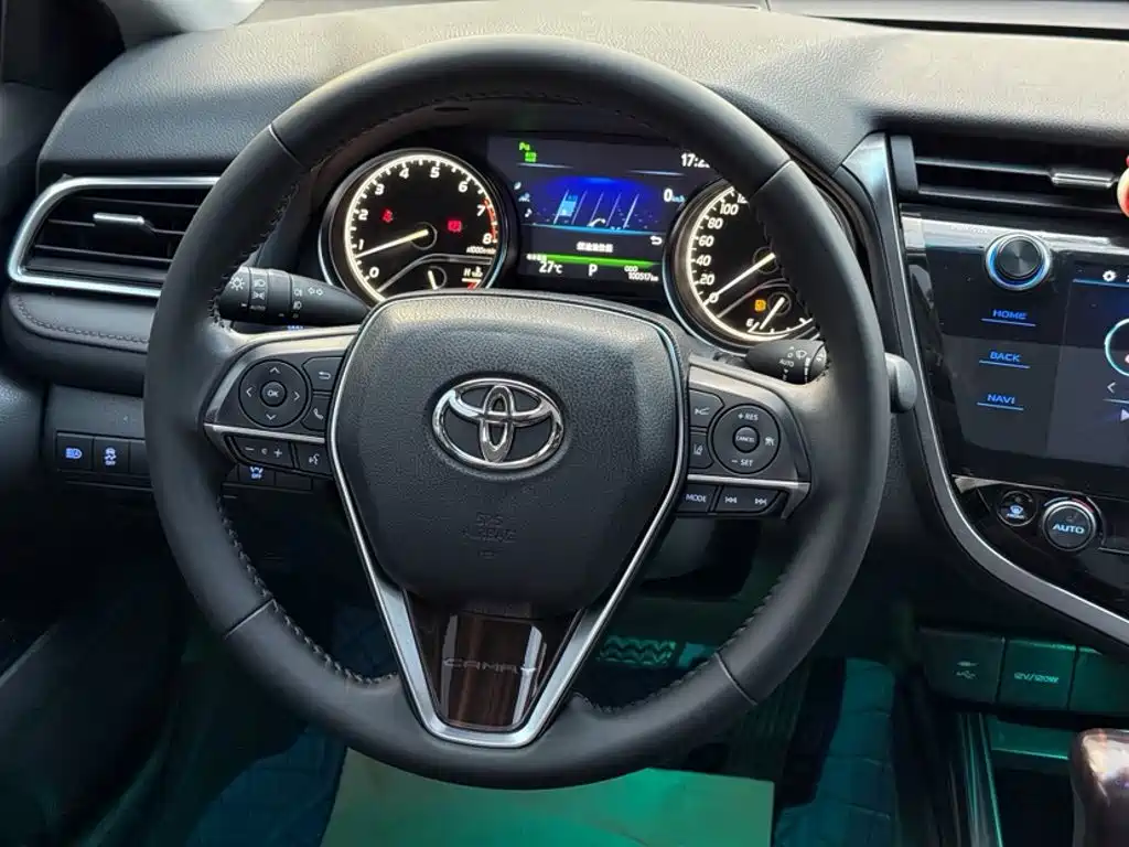 Toyota Camry — фото 20