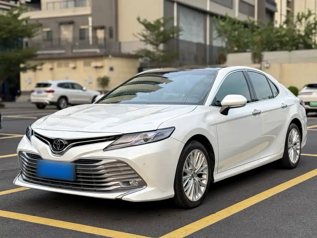 Toyota Camry — фото 1