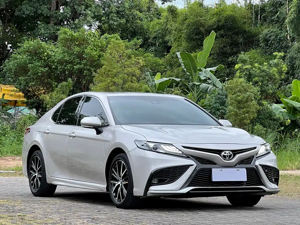 Toyota Camry — фото 3