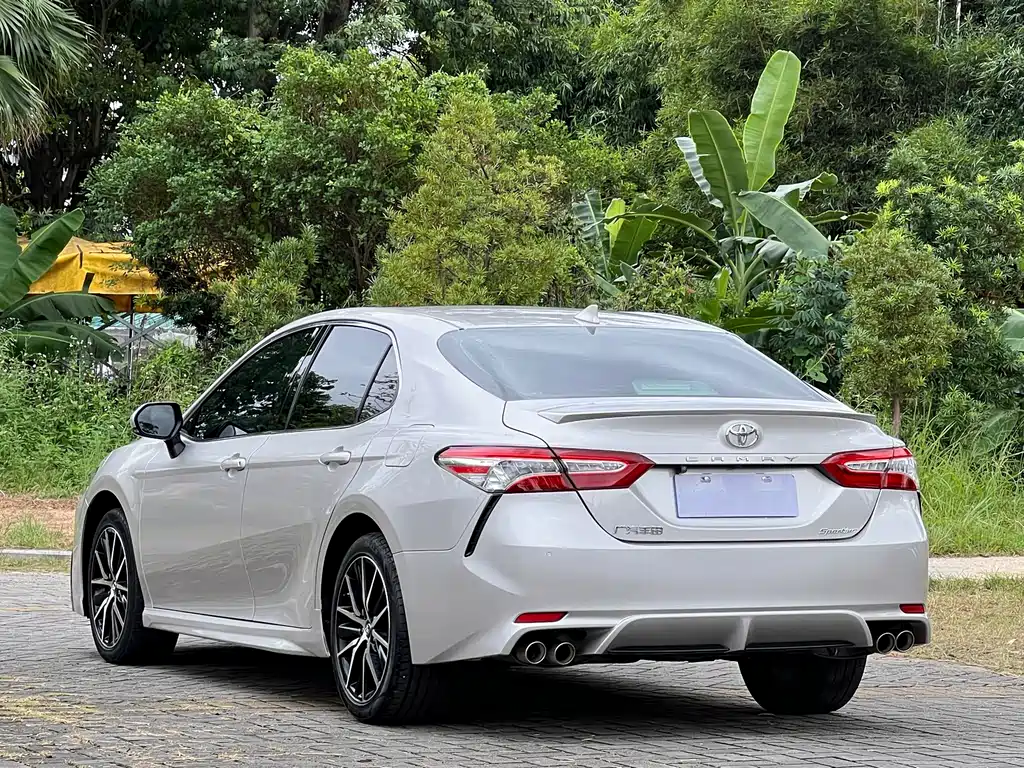Toyota Camry — фото 4