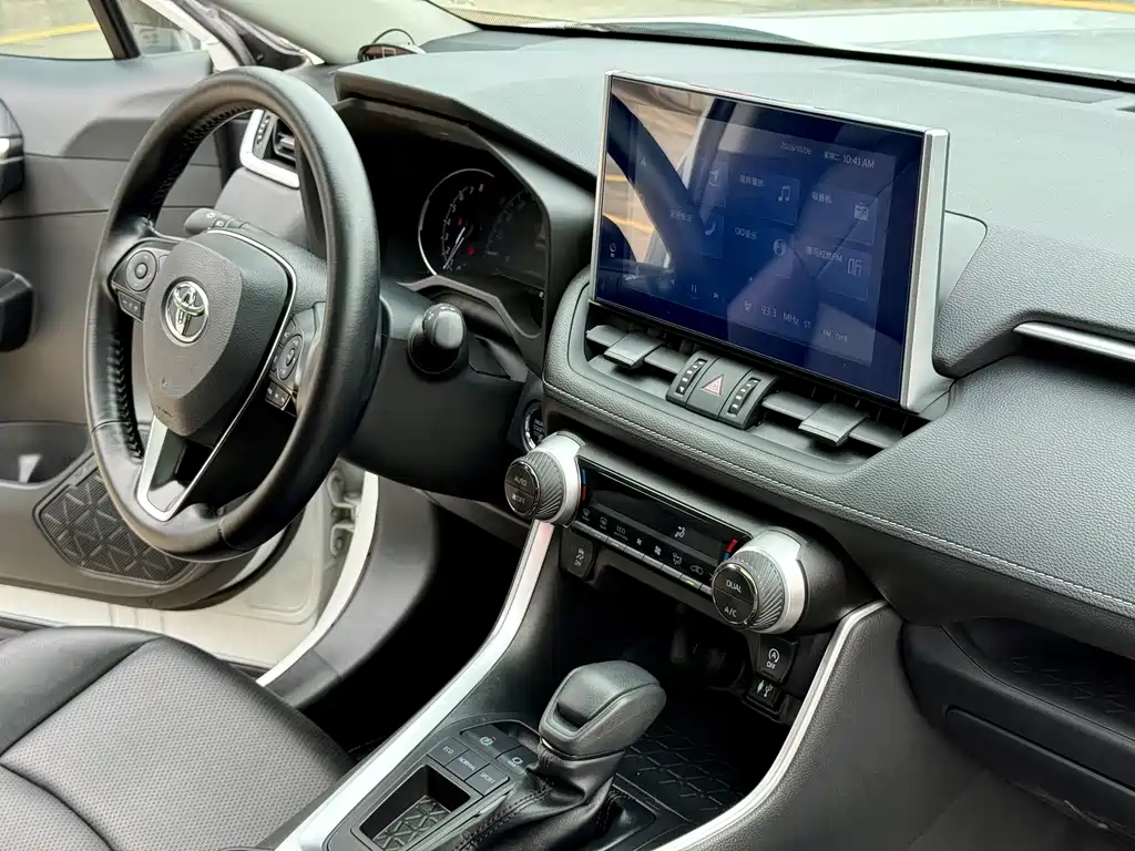 Toyota RAV4 — фото 11