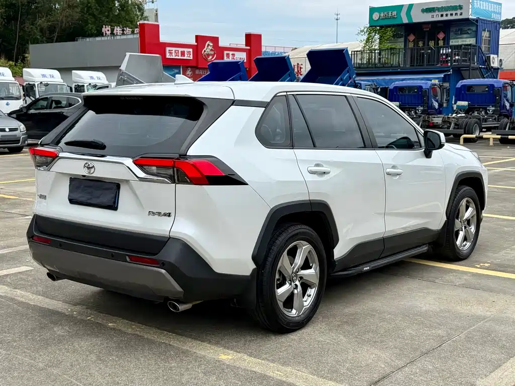 Toyota RAV4 — фото 5